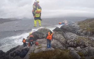 VIDEO | El espectacular rescate de 13 tripulantes desde el Estrecho de Magallanes en helicóptero