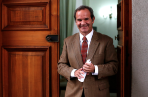 Senador Allamand y aprobación del gobierno: 