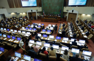 Parlamentarios reciben $193.000 mensuales por “desgaste” de sus vehículos