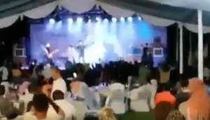 VIDEO | Terrorífico: El momento exacto en que el Tsunami en Indonesia hace desaparecer una banda de música