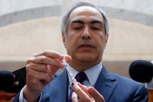 Senador Chahuán se hizo test rápido de VIH y anunció 2 mil gratuitos