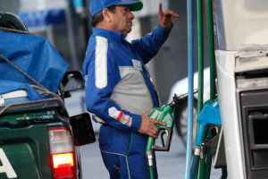 Un respiro: anuncian baja de precios de todos los combustibles en $5,8