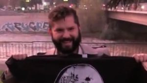 VIDEO | José Antonio Kast y Gabriel Boric se enfrentan por una camiseta de Jaime Guzmán