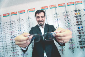 Entra en marcha la primera óptica popular que atenderá a vecinos y trabajadores de Cerro Navia