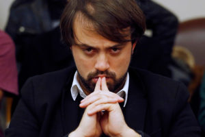 Hombre tras 