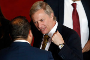 Kast se lanza contra Roberto Ampuero y le dedica particular tema de Los Prisioneros