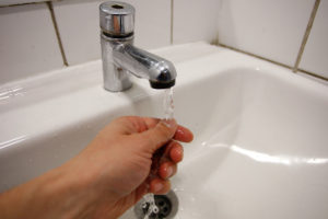 Corte ordena restituir el agua caliente a departamento que debe gastos comunes
