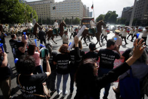 Trabajadores del Mineduc protestan contra Cubillos por “despidos políticos”