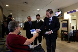 Se vienen las vacaciones y un millón de chilenos no ha renovado su cédula (o la tiene bloqueada)