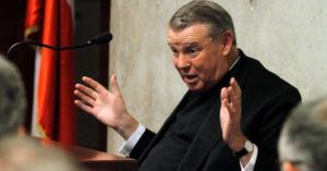 Cura O'Reilly seguirá sin ejercer el sacerdocio público mientras espera sentencia del Vaticano