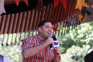 Pancho Saavedra trata de 