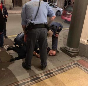 VIDEO | Peter Murphy es expulsado de su propio concierto tras lanzar botellas al público