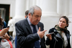 Subsecretario de Redes Asistenciales Luis Castillo abandonó ceremonia encabezada por Piñera