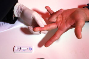 Movilh aplicará test rápidos de VIH en su sede de forma gratuita