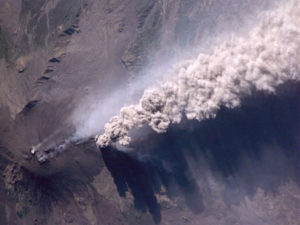 Volcán Etna entra en etapa eruptiva en Italia