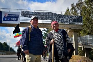 Padre de Catrillanca y un grupo de personas se manifiestan en el acceso a Ercilla