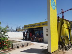 FOTOS | Cathy Barriga instala fotos gigantes de ella misma besando perritos en Veterinaria Municipal de Maipú