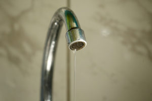 Ordenan restablecer servicio de agua a vecino que no paga gastos comunes desde 2017