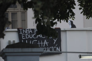 Condenan a alumno del INBA por arrojar una molotov a carabineros en 2018