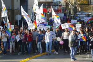 Movilh pide que Gobierno se pronuncie por amenazas a diputado gay brasileño