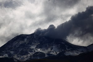 VIDEO | Sernageomin muestra registro de la explosión en domo de lava en Nevados de Chillán