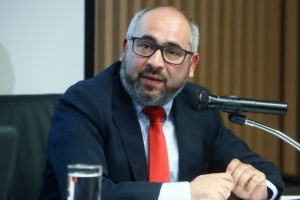 Ex jefe de delitos sexuales de Físcalía Nacional se querella contra Jorge Abbott