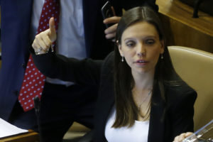 Diputada Flores dice que ya tiene a los culpables del ataque a su sede distrital: Santibáñez y Boric