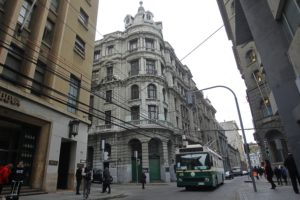 Joven fue sorprendido orinando en la vía pública y es el primer multado tras modificación de ordenanza en Valparaíso