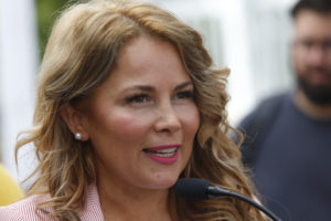 Concejo municipal y Cathy Barriga enfrentados por frenazo a convenio con cadena de farmacias