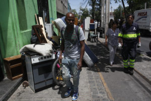 Desalojan a cerca de 30 familias de una propiedad perteneciente a Cencosud