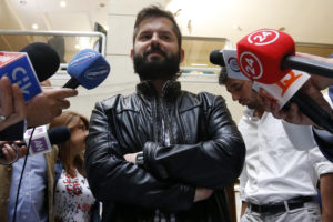 Boric por polémica polera con imagen de Jaime Guzmán: “Es un acto de liviandad inaceptable de mi parte”