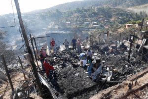 Intendente de Valparaíso estima en 60 las casas quemadas en Limache