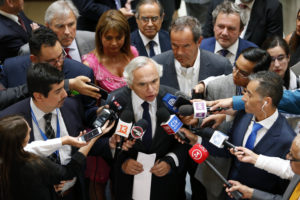 Chadwick se defiende y descarta renunciar: 