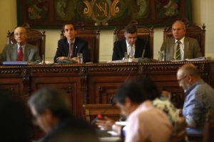 Concejo de Santiago aprobó prohibir artistas de todo tipo en terrazas públicas