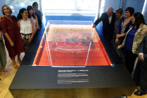 Museo de la Memoria instala bandera rescatada de La Moneda tras golpe de Estado