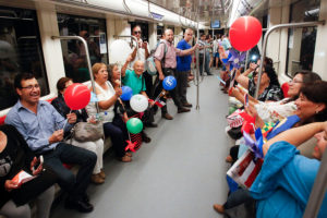 Vecinos de Independencia despliegan lienzo de agradecimiento a Michelle Bachelet por Línea 3 del Metro