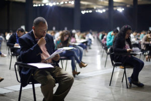 Eunacom: médico que acudirá a tribunales por decisión de Contraloría cobra $700 mil por preparar a extranjeros