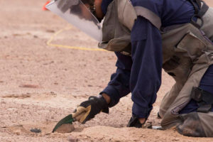 Armada inició labores de desminado humanitario en el extremo sur
