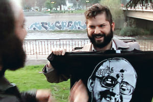 Boric pide disculpas públicas por video con polera de Jaime Guzmán baleado