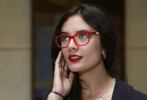 Camila Vallejo evidencia grosero error de diputado UDI celebrando la aprobación de un monumento a José Miguel Carrera