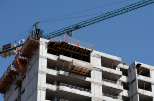 Contraloría detecta permisos de edificación irregulares en comuna de Santiago