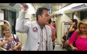 VIDEO | René de la Vega cantó su one hit wonder en plena inauguración de la nueva Línea 3