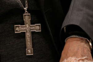 Papa Francisco acepta renuncias de dos sacerdotes de cofradía 