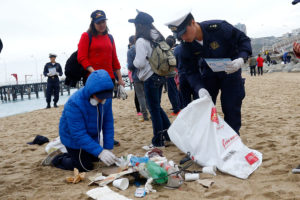 Lograr recoger 10.000 colillas de cigarrillos en la playa de Cavancha en Iquique