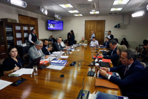 Comisión aprueba proyecto que protege a profesores y funcionarios de la salud