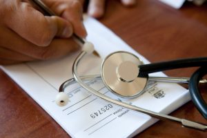 Isapre debe pagar licencia maternal que fue presentada fuera de plazo