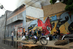 Decenas de damnificados y 5 bomberos heridos dejó incendio en Valparaíso