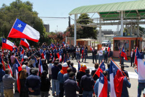 Trabajadores de Enap protestaron por despidos y anunciaron paro nacional