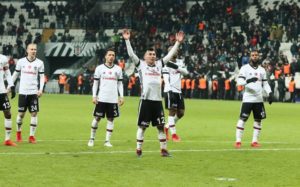 Besiktas buscaría retener a Gary Medel ofreciéndole capitanía y retirarse en el club