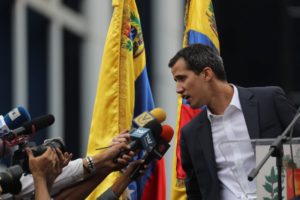 Guaidó pone en jaque a Maduro y asegura ingreso de ayuda humanitaria
